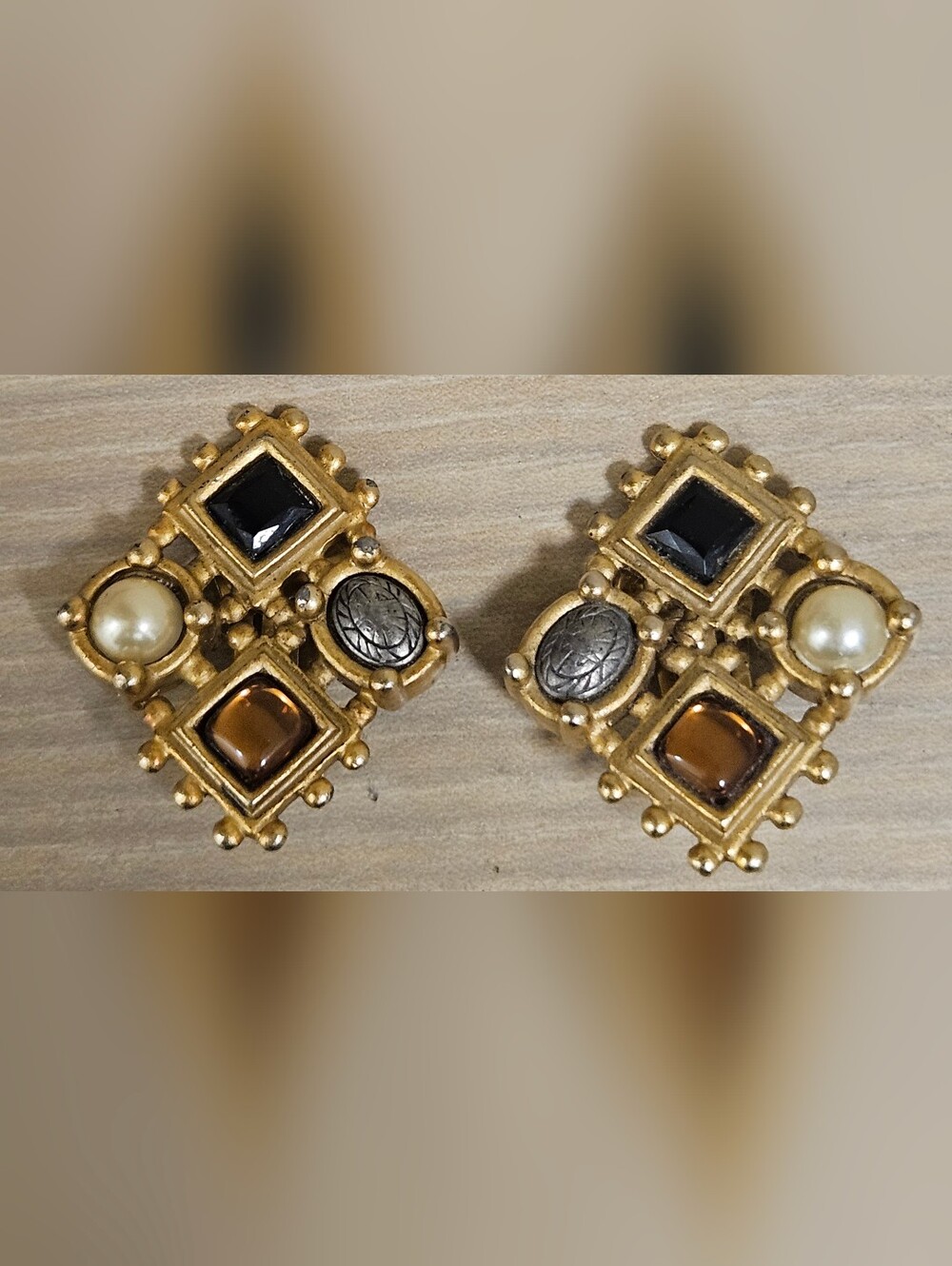 VINTAGE GEOMETRIC FAUX PEARL GLASS 90S CLIP ON MATTE GOLD TONE ARTSY EARRINGS
